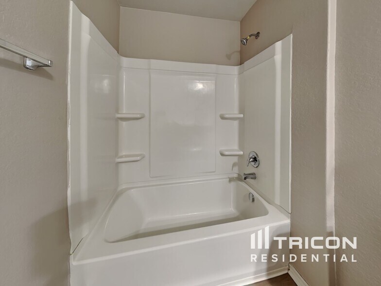 Building Photo - 9802 Marbach Brk