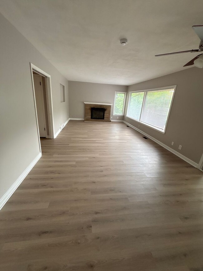 Building Photo - Spacious 4 bedroom 1 bathroom single family home