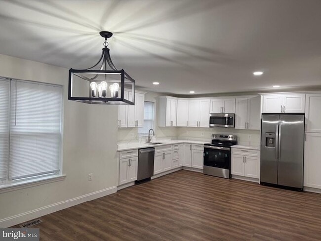 Building Photo - 6409 63rd Pl