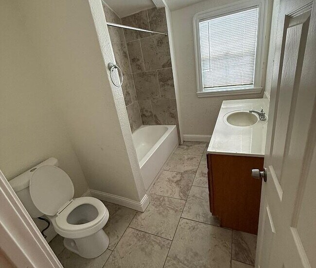 Building Photo - Single Family Home for Rent