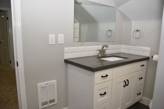 Building Photo - Fully Updated 3 Bedroom 2 Bath Tacoma 2 Story