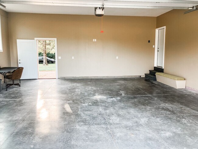 Building Photo - 220 Meadow Woods Dr