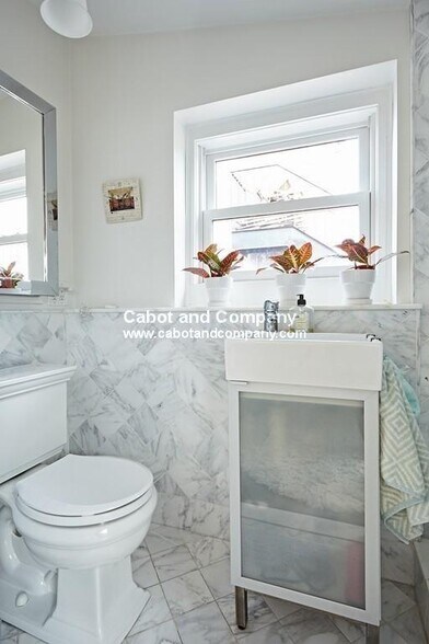 Building Photo - 124 Beacon St