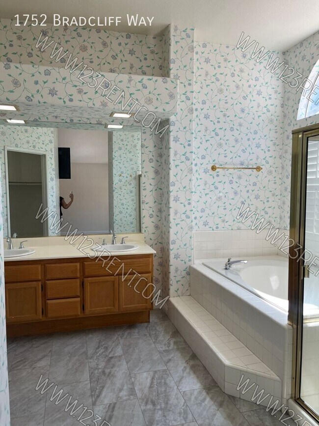 Building Photo - 1752 Bradcliff Way