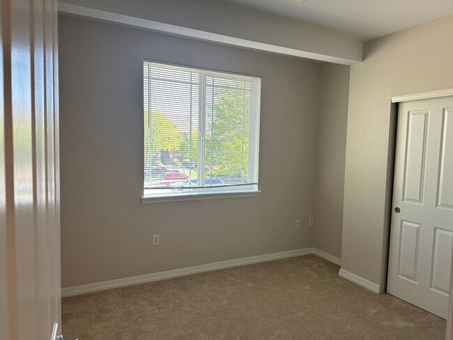 Building Photo - Updated upper floor condo with great south...