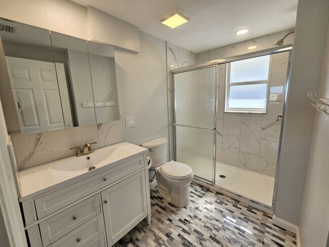 Building Photo - Annual Unfurnished 3 Bedroom 2 Bathroom Si...