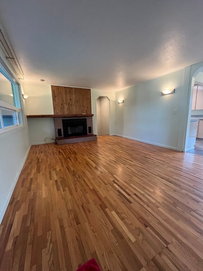 Building Photo - 2-Bedroom 1-Bathroom home off River Road