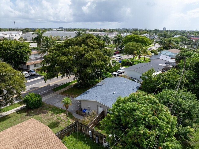 Building Photo - 1640 NE 33rd St