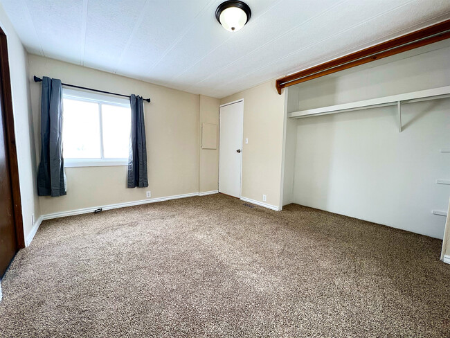 Building Photo - 358 W 170 N