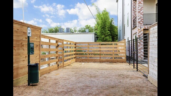 Building Photo - 2116 Mason St