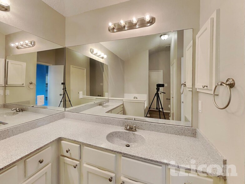 Building Photo - 6002 Flyers Ln