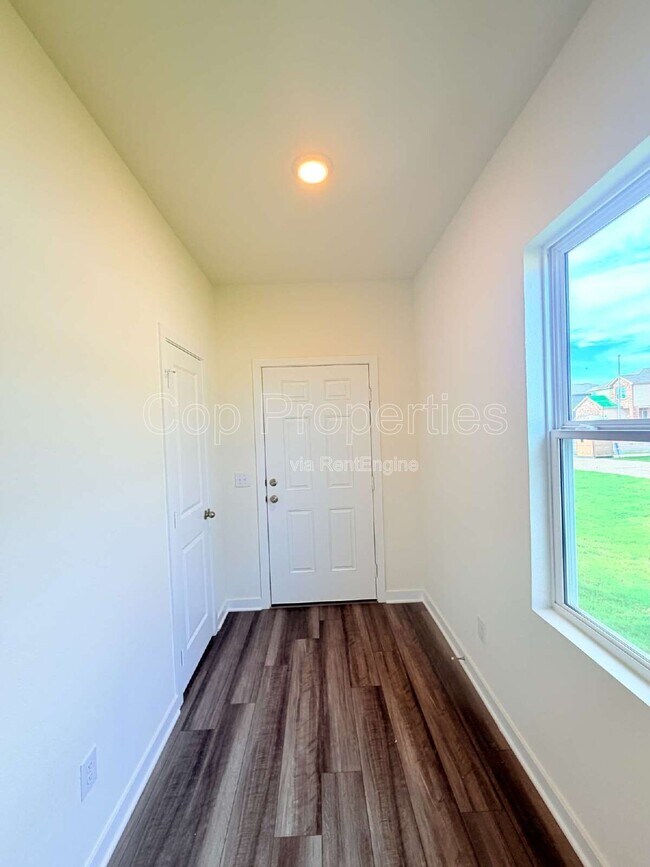 Building Photo - 10219 Pine River Dr