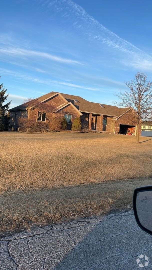 Building Photo - Charming 3BR House in Cedar Lake