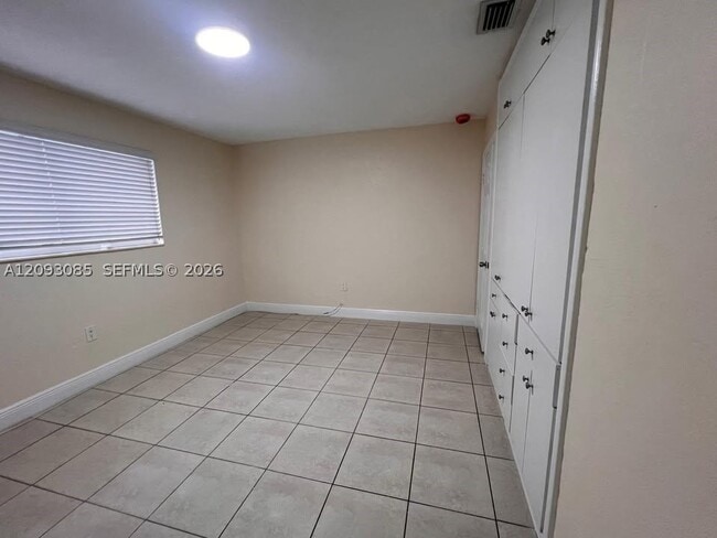 Building Photo - 9332 SW 40th St