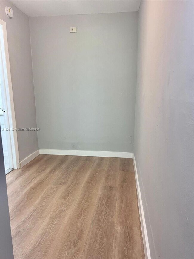 Building Photo - 7820 NE Bayshore Ct