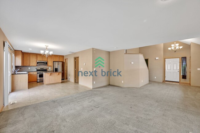 Building Photo - 3 BED & 2.5 BATH TOWNHOUSE FOR RENT
