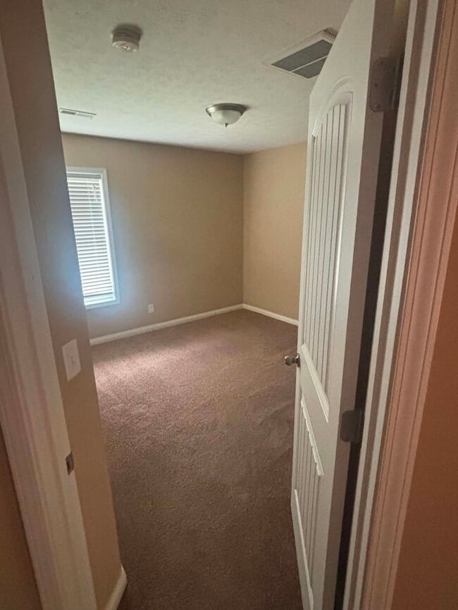 Building Photo - 2 Bed  2 Bath Attached Garage Heartland Neighborhood
