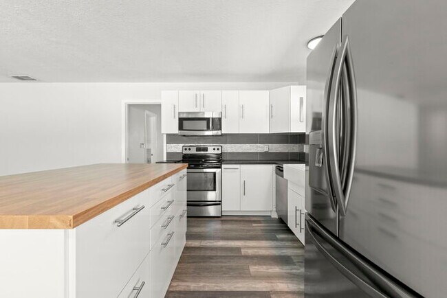 Building Photo - Home For Rent in Fortuna Park WITH A POOL!