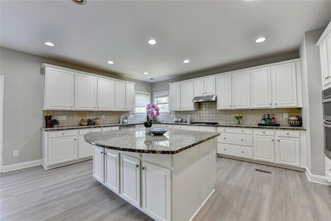 Building Photo - 4805 Shelbourne Dr