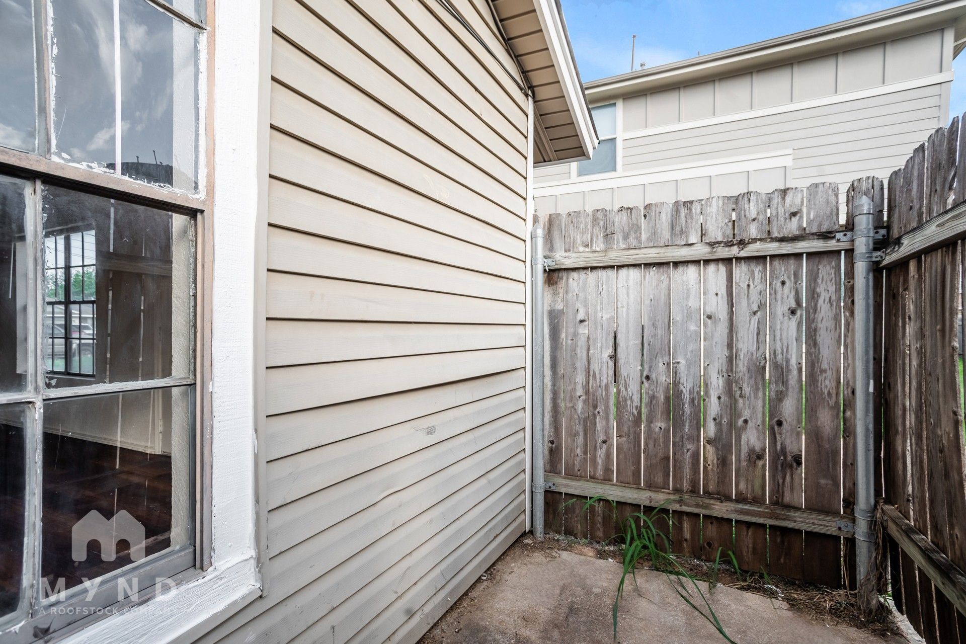 Building Photo - 2214 Creekside Ln