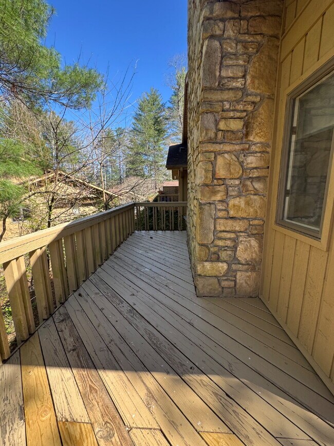 Building Photo - "Charming 2-Bedroom Condo with Cozy Fireplace in Hendersonville – 1603 Sq Ft of Comfort!"