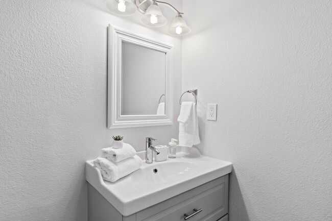 Building Photo - 909 Reinli St