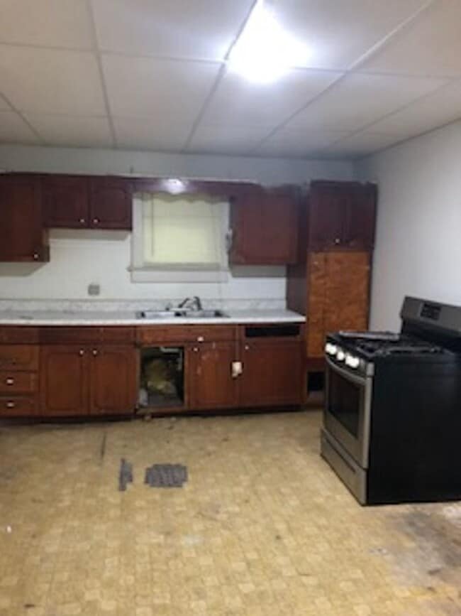 Building Photo - 3 bed 1 bath home