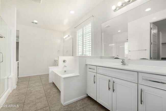Building Photo - 1527 W Windhaven Ave