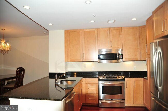 Building Photo - 8220 Crestwood Heights Dr