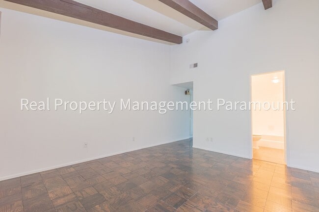 Building Photo - Don't miss out! 2 Bed 2 bath ready to go!