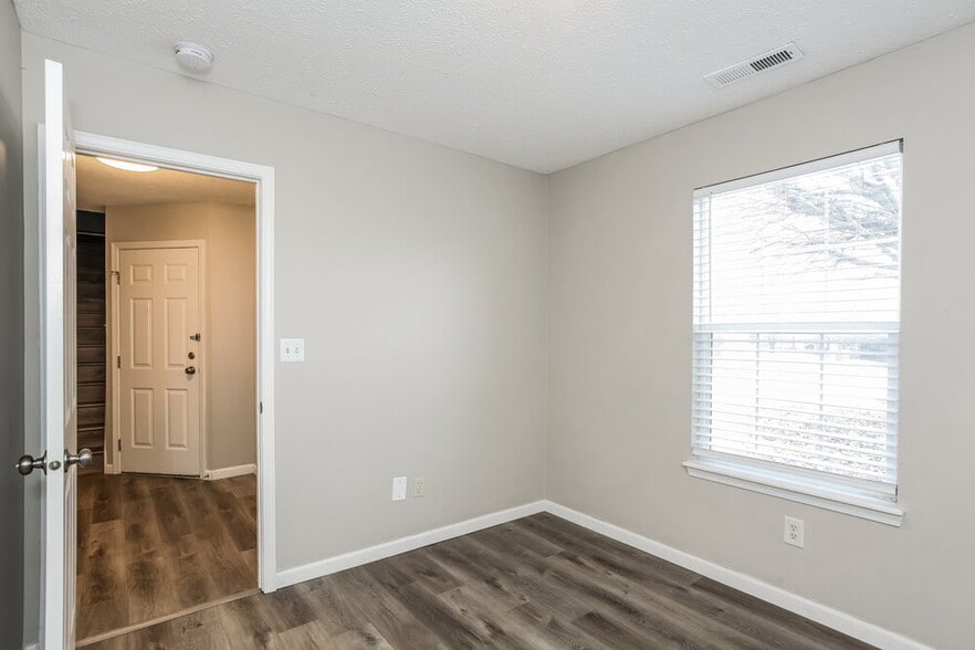 Building Photo - 1120 Central Park Blvd N