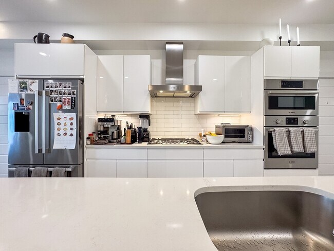 Building Photo - 231 Maverick St