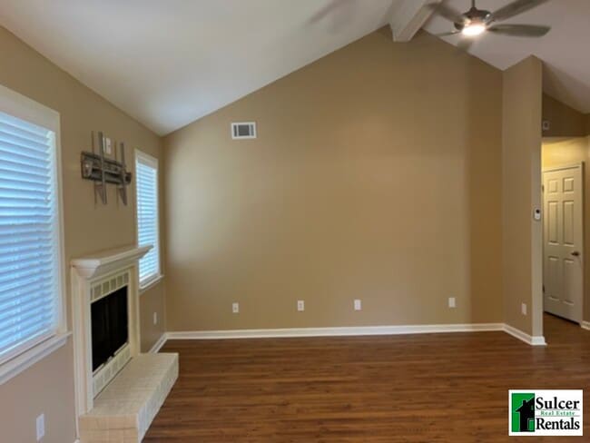 Building Photo - HOUSE - Over 1200 Sq Ft 3BR House in the P...