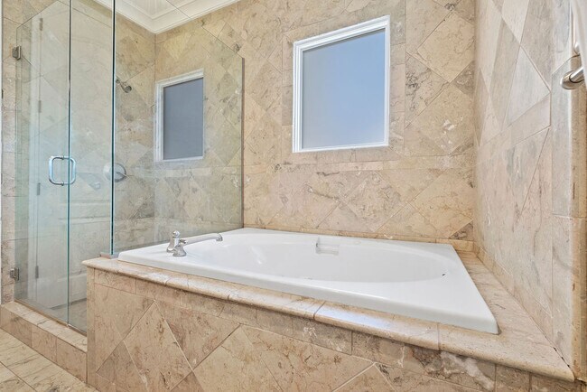 Jacuzzi tub - 108 S El Molino Ave