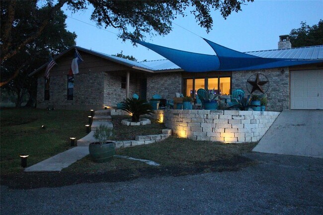 Building Photo - 2055 Island View Dr