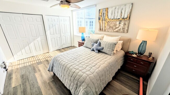 Building Photo - DOWNTOWN FURNISHED 2/2