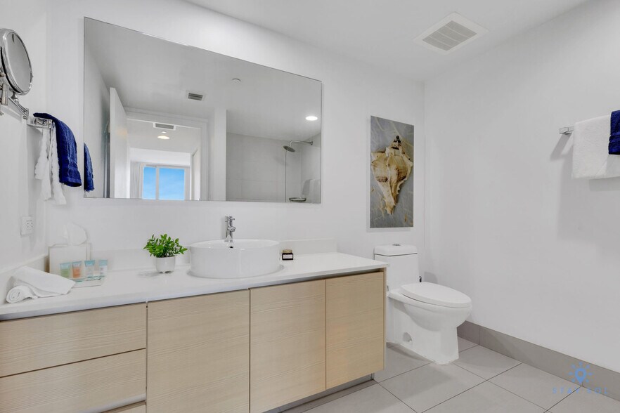 Building Photo - 2602 E Hallandale Beach Blvd