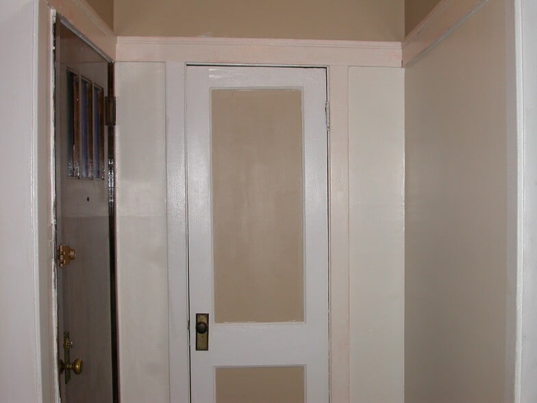 Foyer - 1338 W Winona St