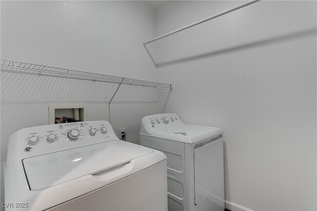 Building Photo - 6632 Ditmars St