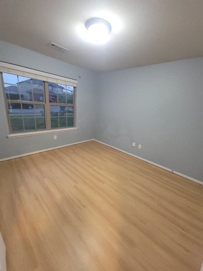 Building Photo - 904 SW Green World St