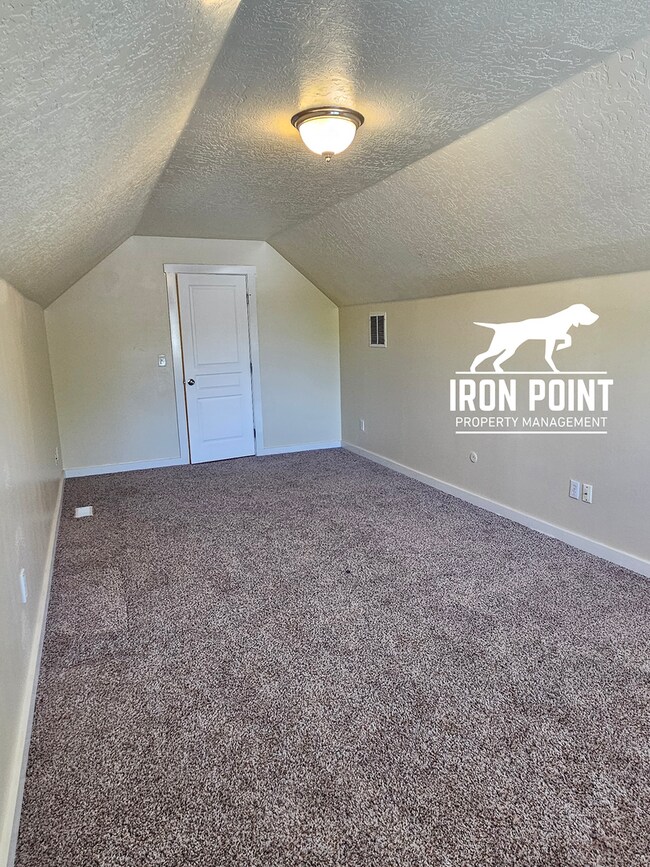 Building Photo - 3bed/2bath w/3 car garage, upstairs bonus room, vaulted ceilings, & fenced yard.