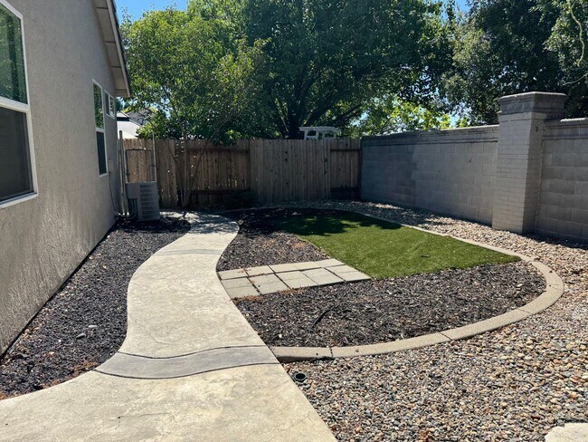 Building Photo - Charming single home in Roseville!