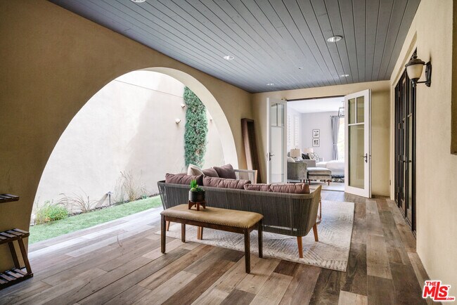 Building Photo - 13065 Bluff Creek Dr
