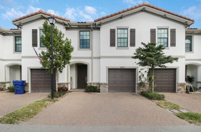 Primary Photo - 1010 Willow Pl