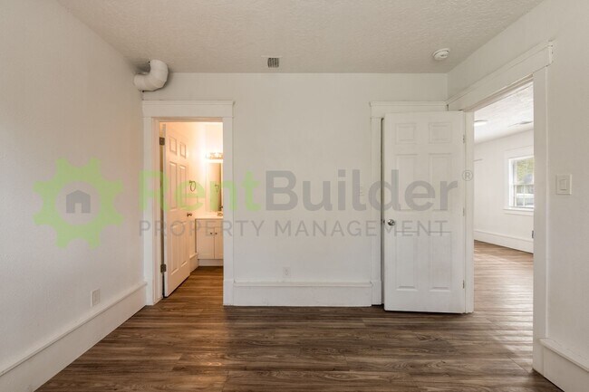 Building Photo - PERFECT HOME FOR STUDENTS OR PROFESSORS IN THE UNM AREA!!