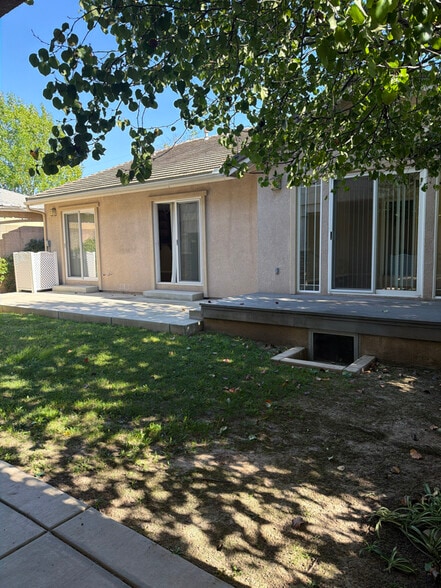 Building Photo - 737 S Walnut Ave