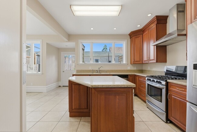 Building Photo - San Francisco Charm with Modern Upgrades