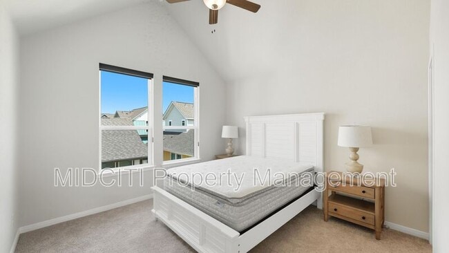 Building Photo - 2133 Hofstaat