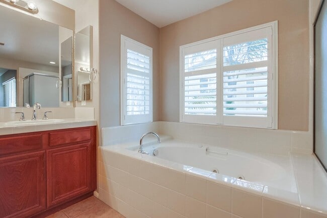 Building Photo - Beautiful 5 bedroom home in highly desired Carlsbad neighborhood