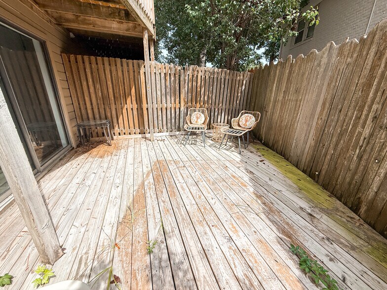 Building Photo - 1073 Chinquapin Ln